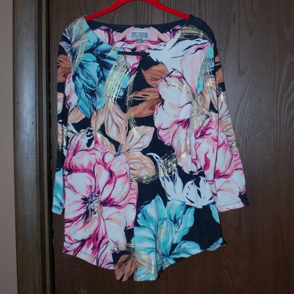 3/$30 - Floral Top w/Front Keyhole & Gold Striping - L - Picture 5 of 12